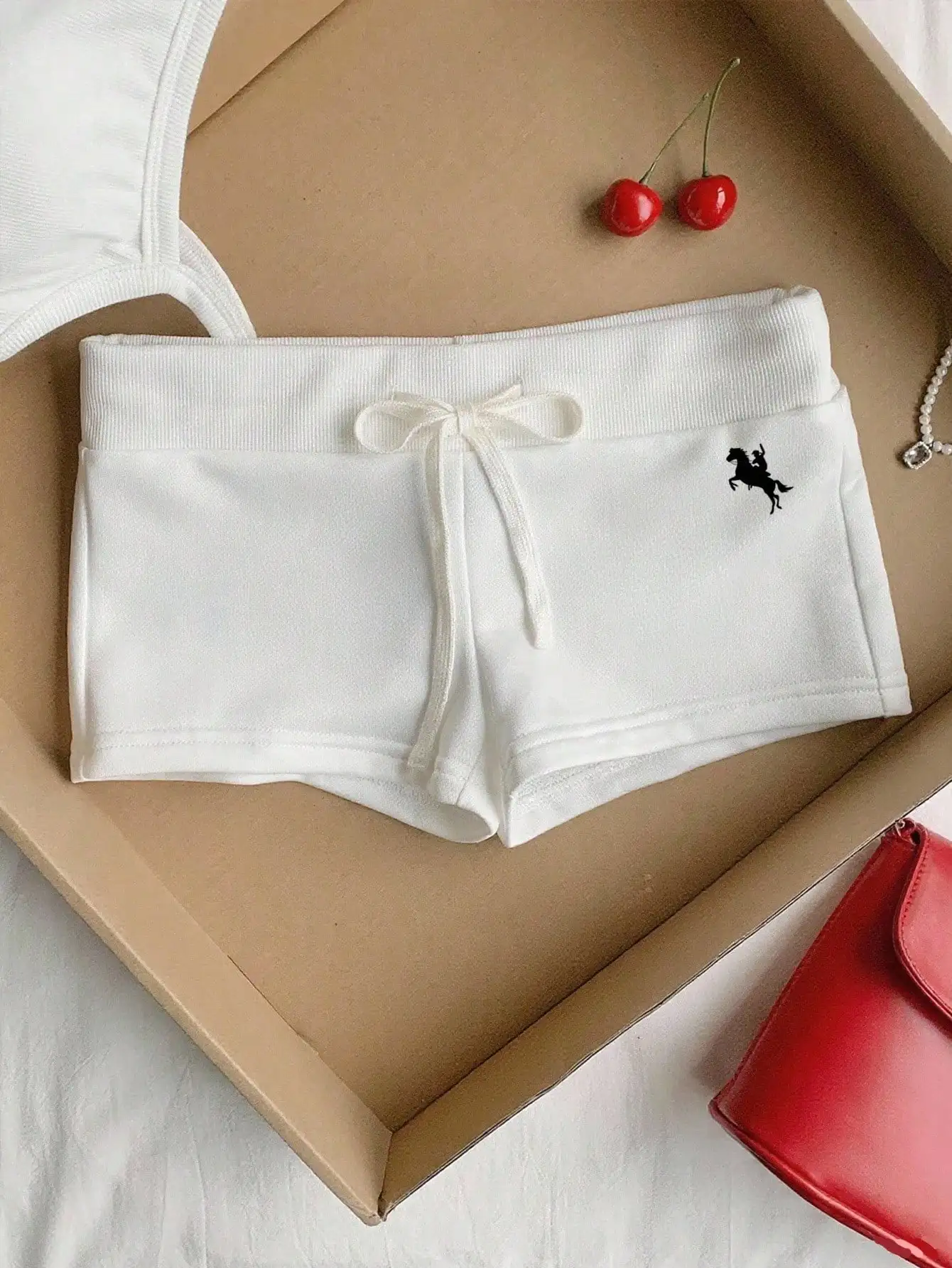 

Повседневные минималистичные белые шорты на шнурке с зауженным кроем для женщин, спортивная одежда