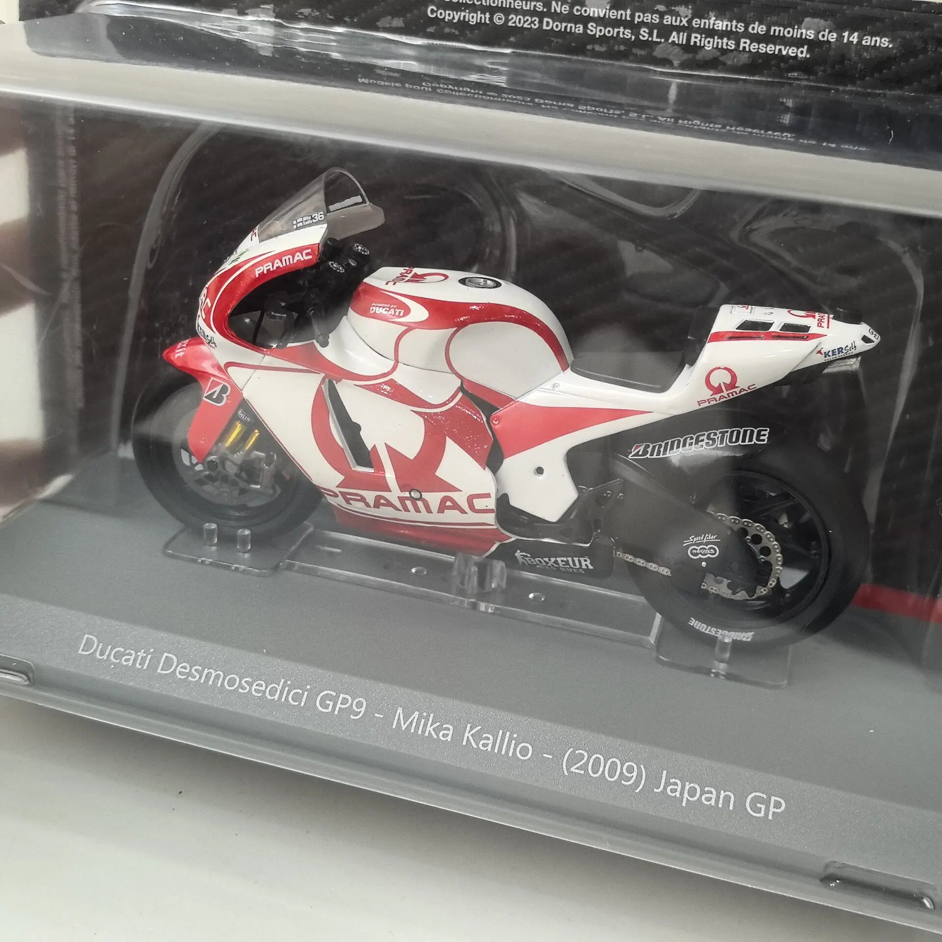 Diecast IXO 1/18 Scale GP9 2009 #36 J5 Alloy Car Model view 4
