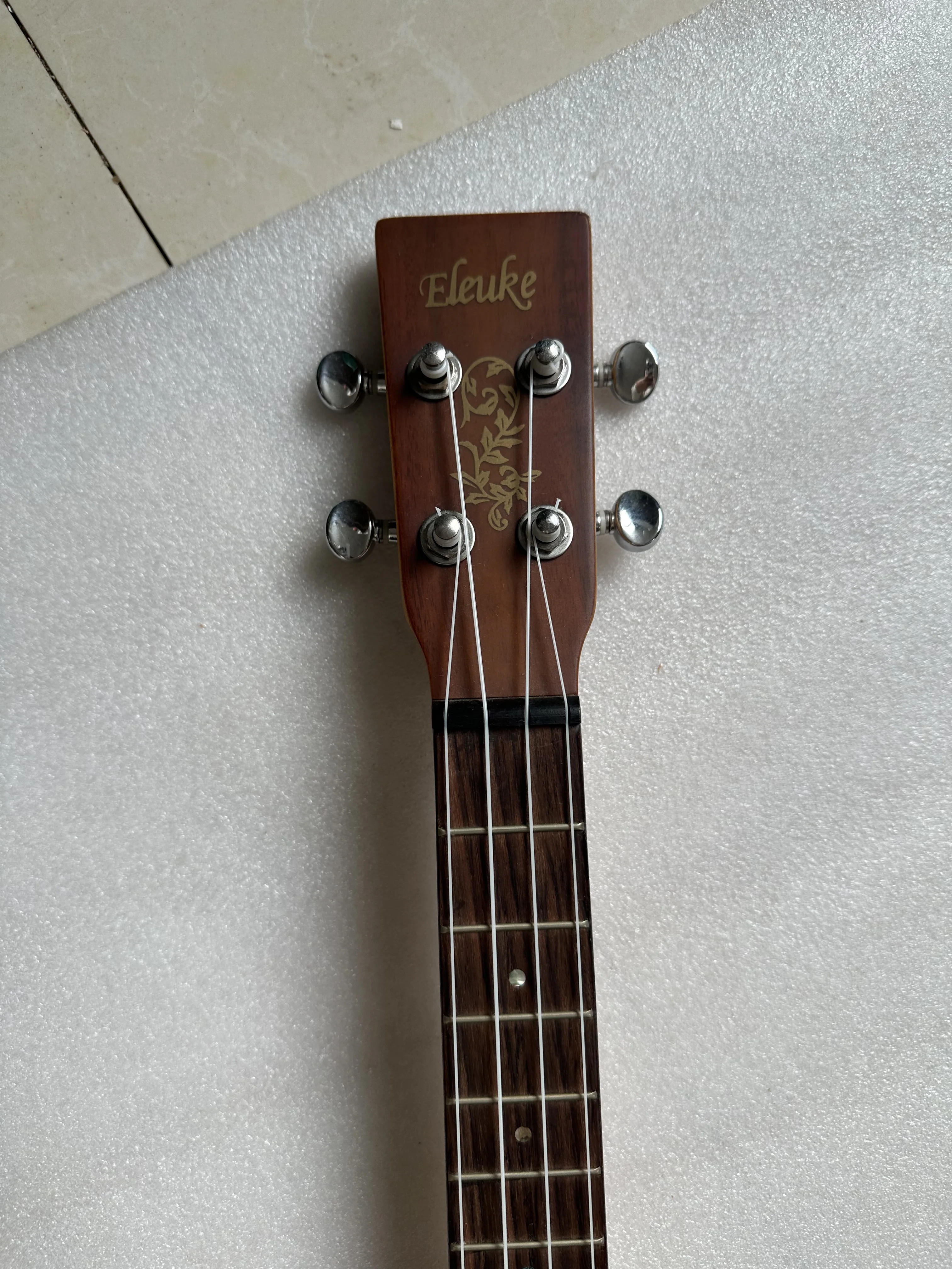 Stock Defect Electric Ukulele Przenośny koncert podróżny 23-calowy Ukulele z litego drewna mahoniowego może grać cichą praktykę bez hałasu