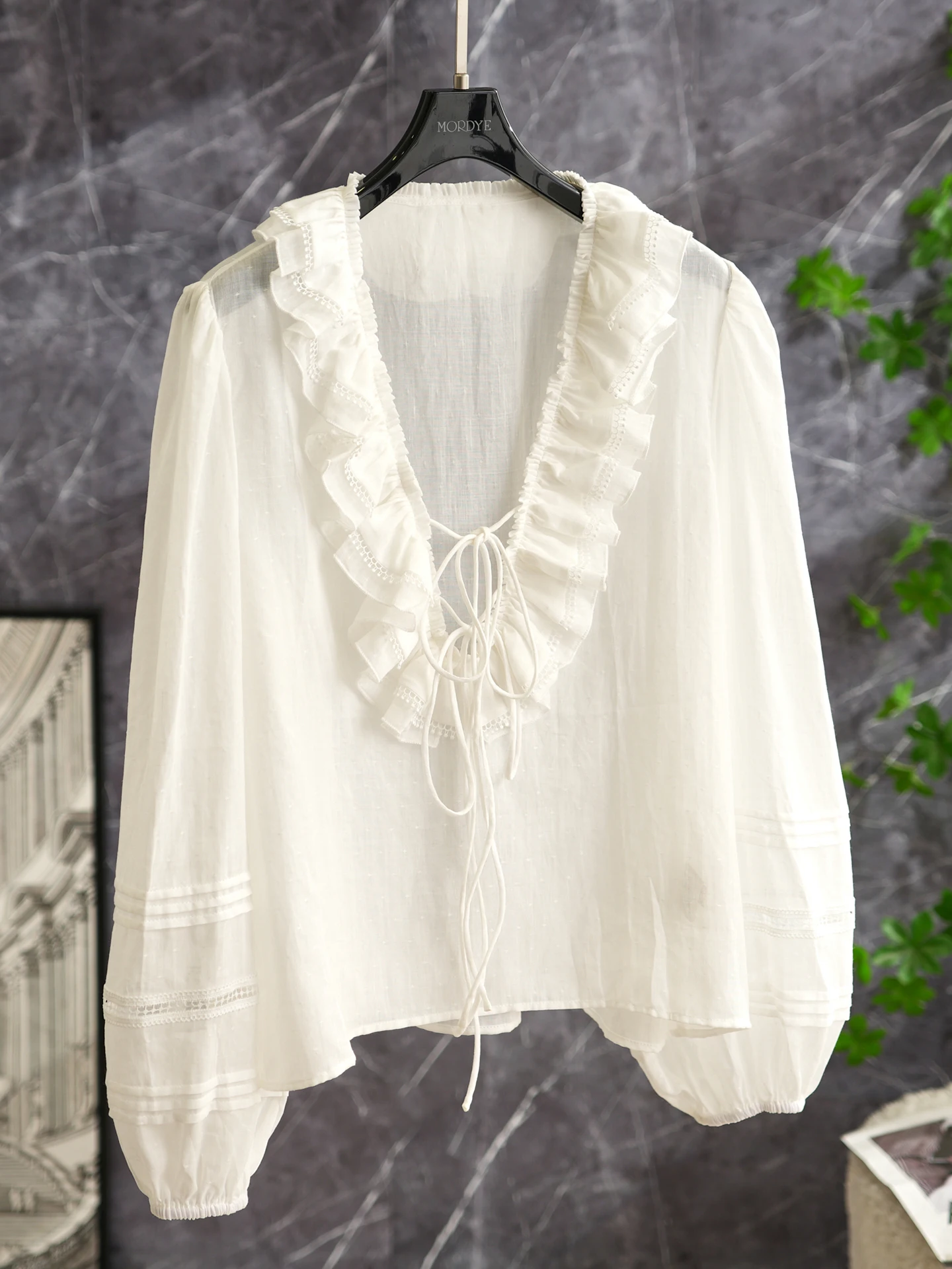 

Женская блузка в стиле французского кантри, 100% лен, с V-образным вырезом, белая, с кружевной отделкой, с поясом, оригинальный дизайн, прямой крой, длинный рукав
