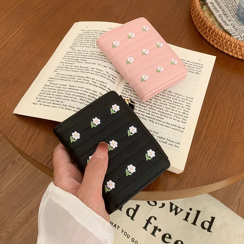 

2026 Новый женский кошелек, женский короткий студенческий кошелек с цветочной вышивкой, держатель для карт, большая вместительная сумка для карт, кошелек для монет, кошелек для девочек C313