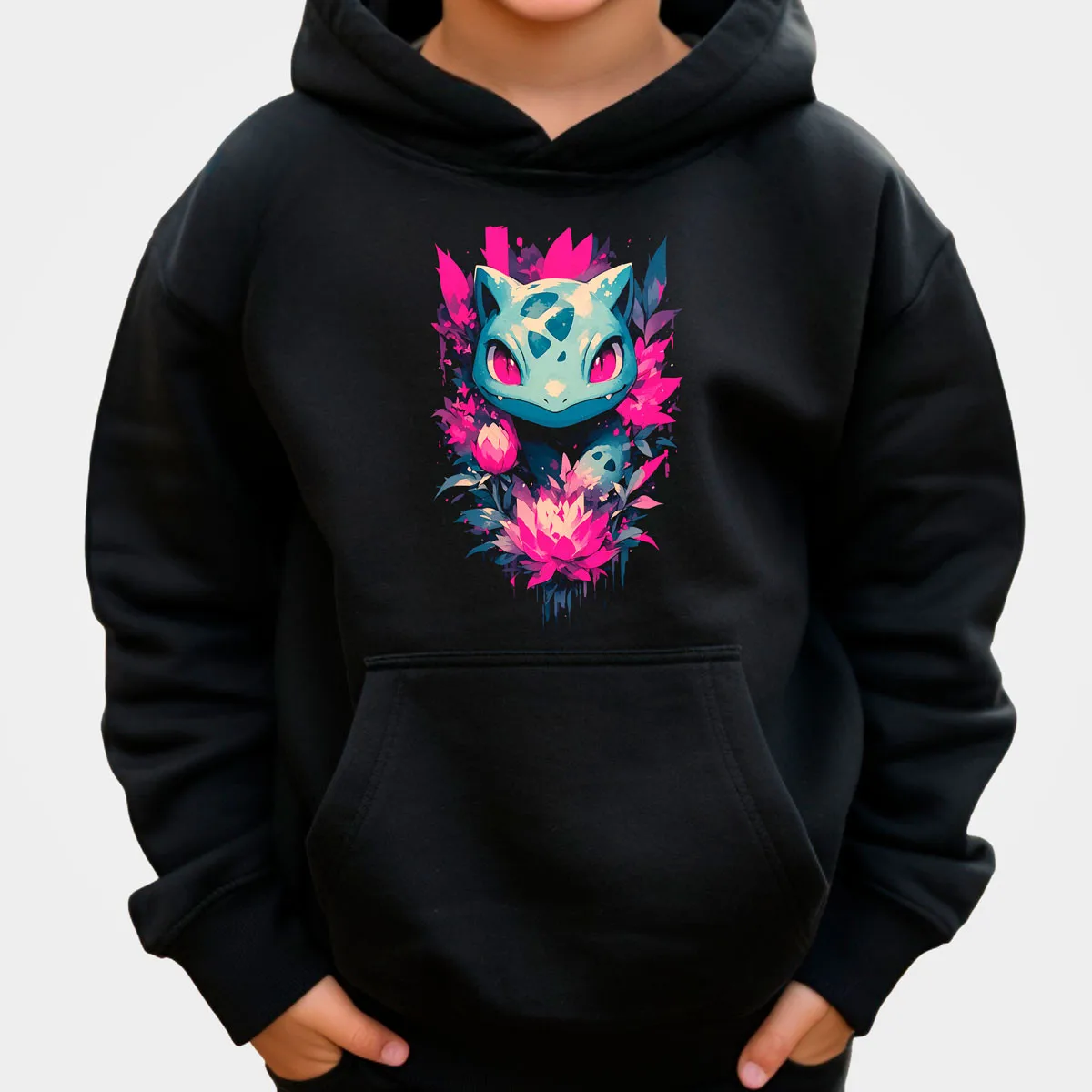 เสื้อฮู้ดผ้าฝ้ายฟลีซลายโปเกมอน บูลบาซอร์ แบบยูนิเซ็กซ์ สีดำ พร้อมลายพิมพ์สัตว์ประเภทหญ้าหลากสีสัน ลายดอกไม้สีเขียว ทรงหลวม