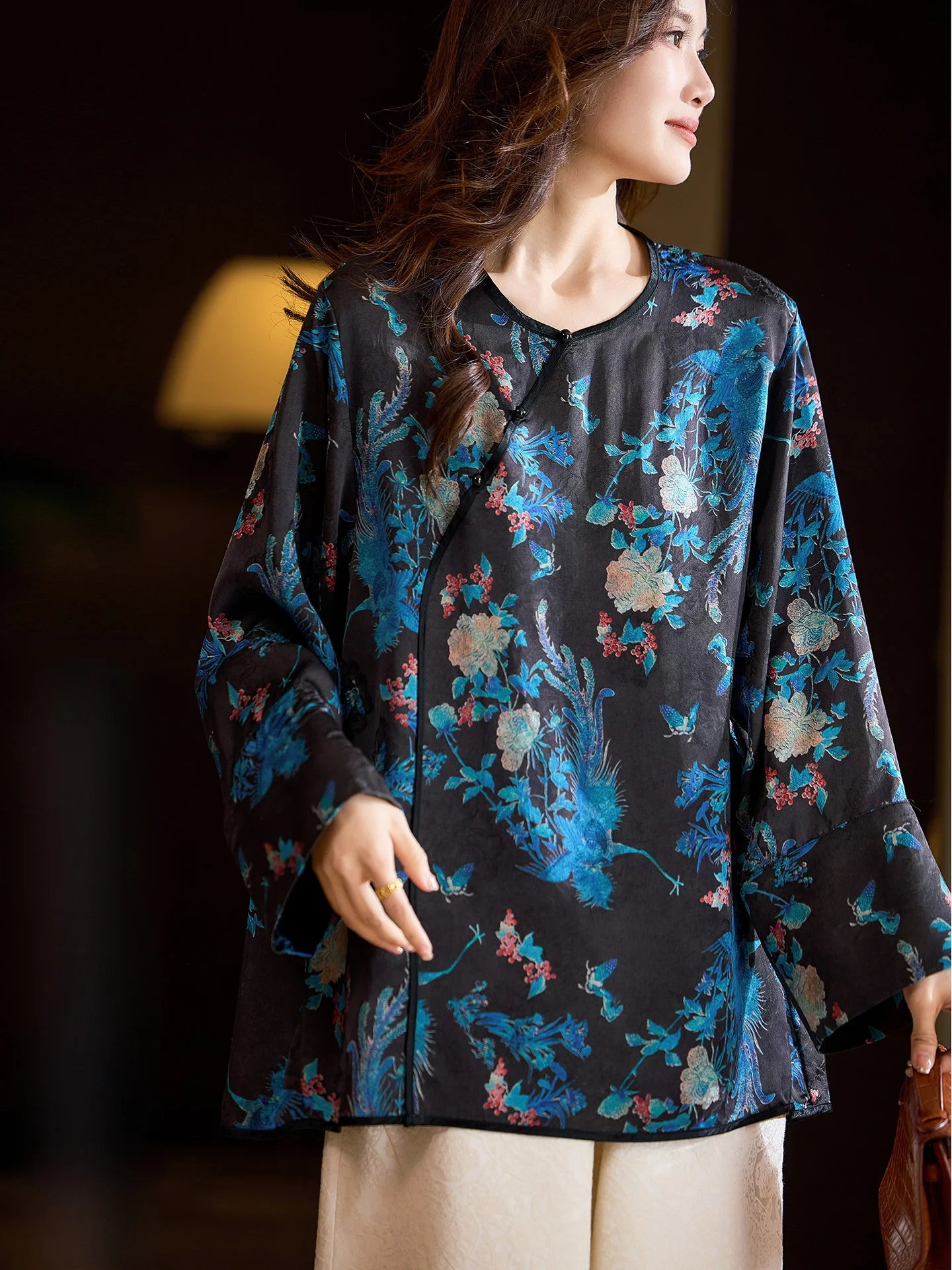 

Elegant Floral Embroidery Bell Sleeve Shirt Women's Loose Fit Chinese Style Spring New Arrival plus Size Casual Top