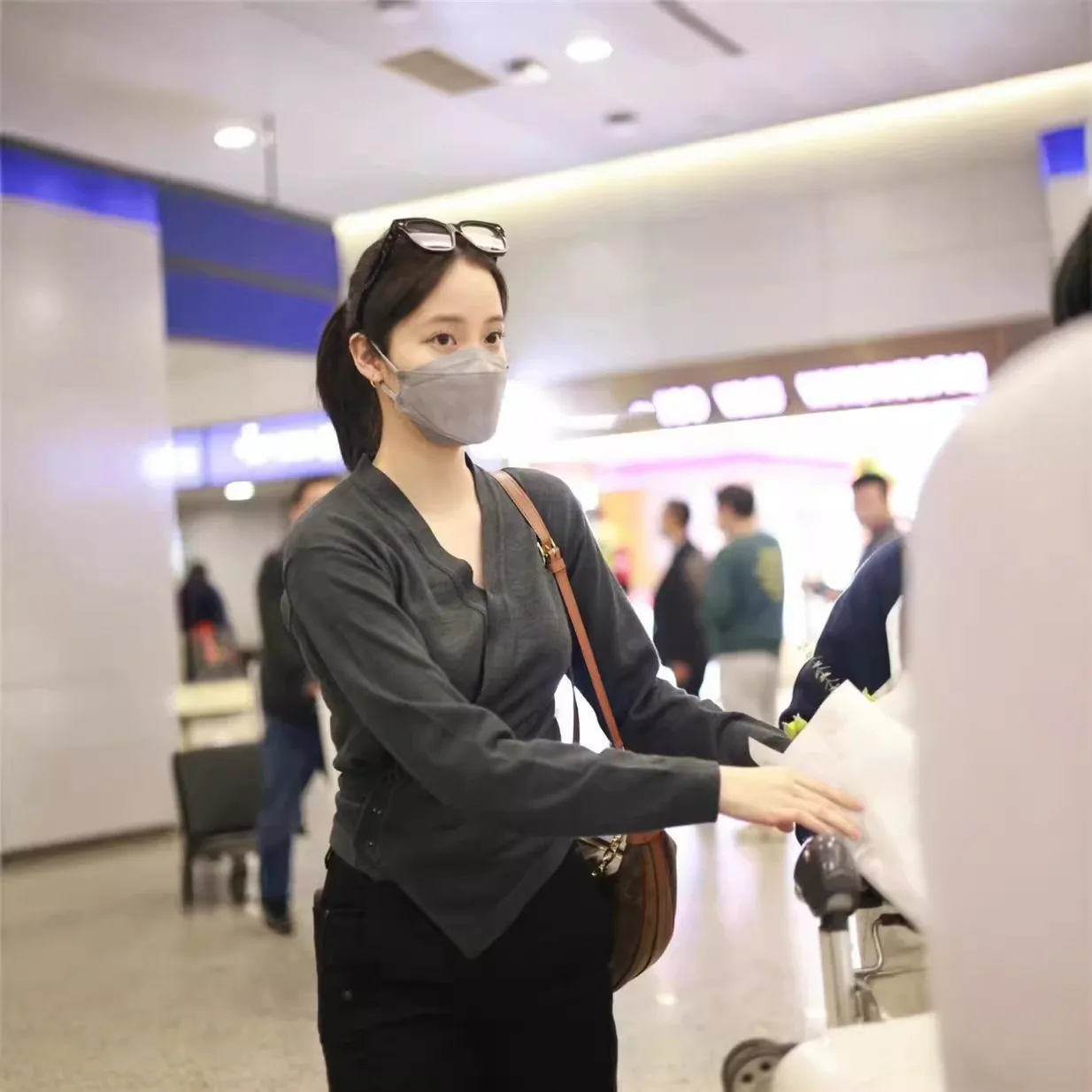 

7871 Черный кардиган нестандартной формы, 14 игл, лиоцелл, тенсель, V-образный вырез, талия, утягивающий дизайн, базовый топ