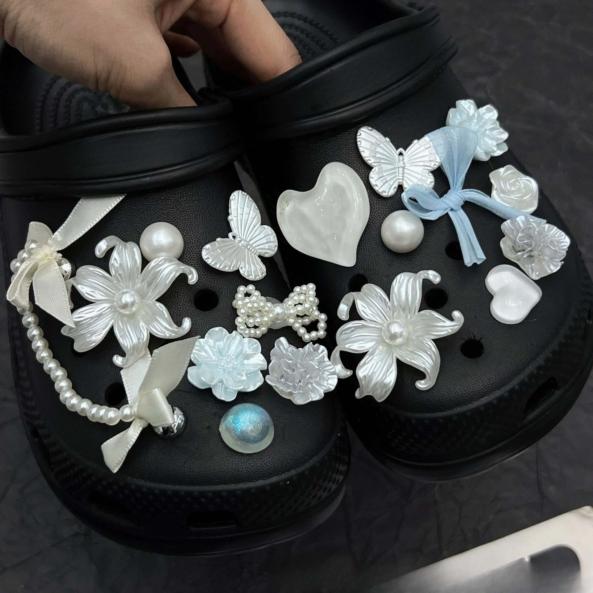 16Pcs 3D Butterfly Pearl Flower Beach Shoe Charms Detachable Clip Buckle Shoe Decorations DIY Perforated Shoes Accessories Gifts