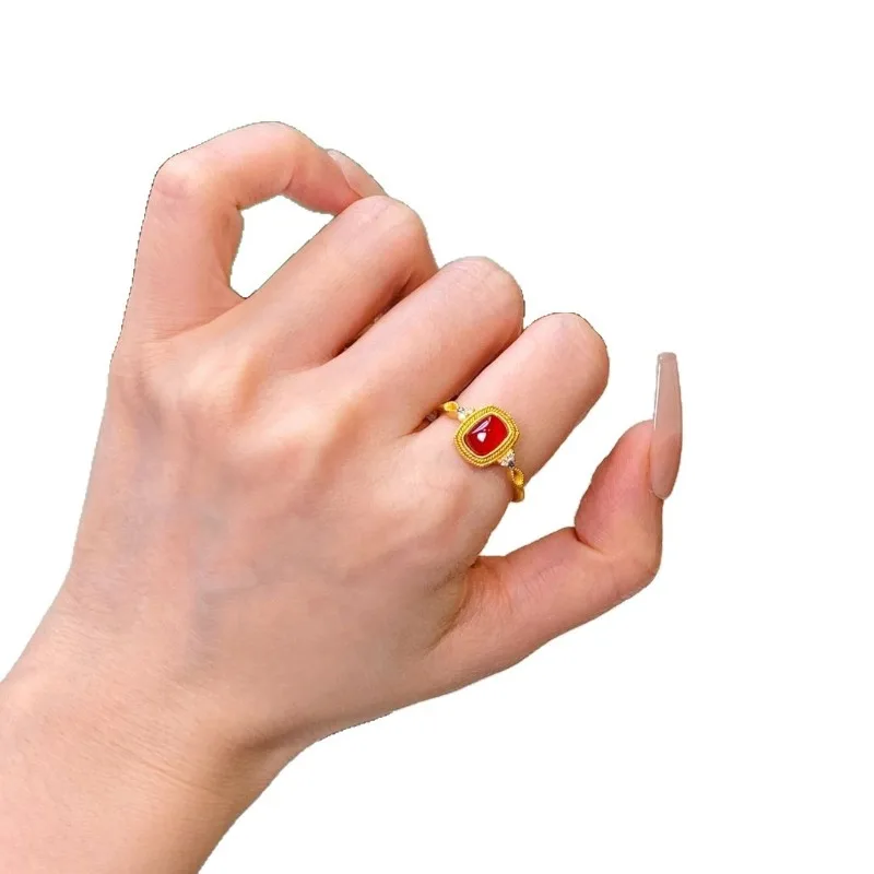 تخريمية ذهبية جديدة على الطراز الصيني مرصعة بالزركون الأحمر خاتم نسائي مفتوح فاخر ومزاج نبيل