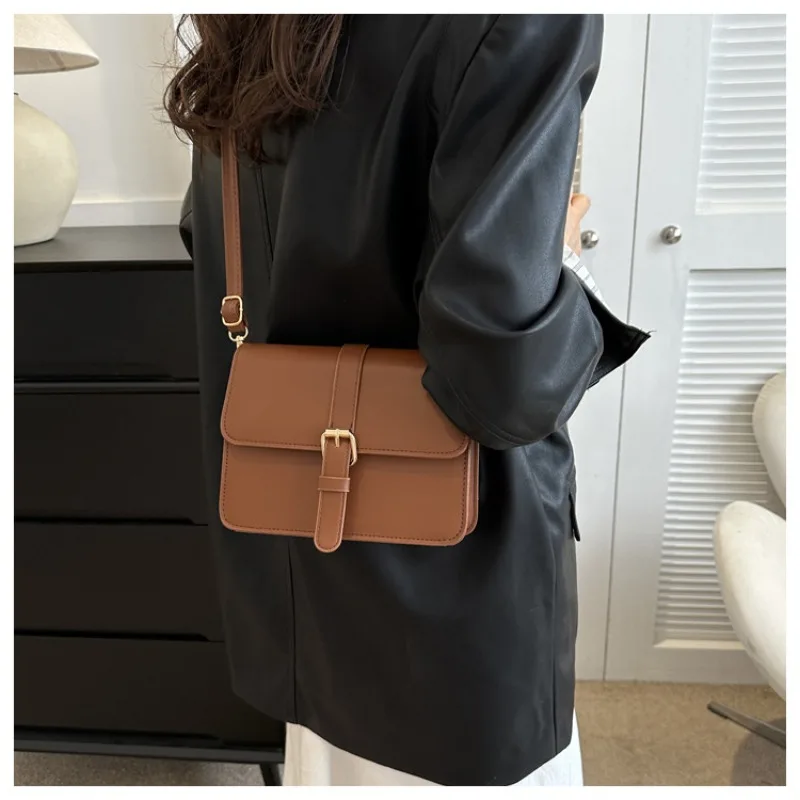 

Simple Temperament Women's Retro Commuter Small Crossbody Bag Women's Winter New Versatile Crossbody Bag Square Shoulder Bag