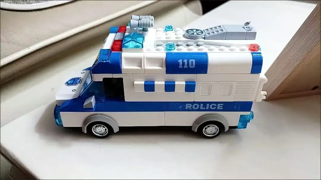 

[New] DIY Assembly Sound & Light Electronic Fire Truck Police Ambulance Car Building Blocks Model Education Toy Kids Baby Gift