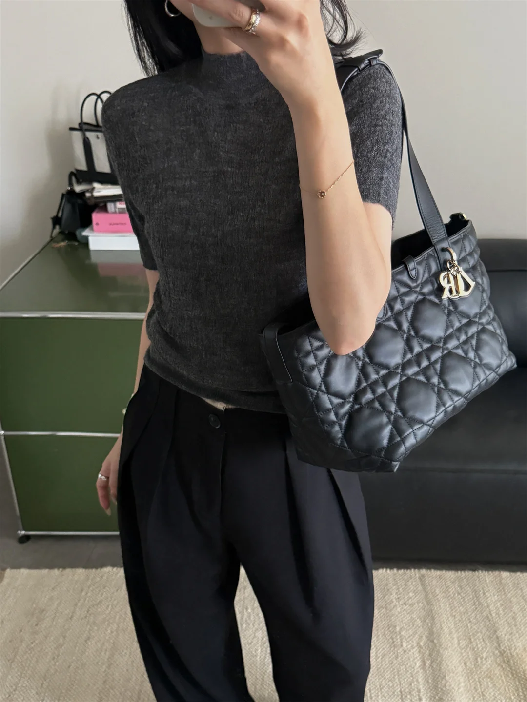 

Легкий трикотажный топ для ранней осени, неощутимый на теле, с эффектом похудения, двухцветный, повседневный, с круглым вырезом.