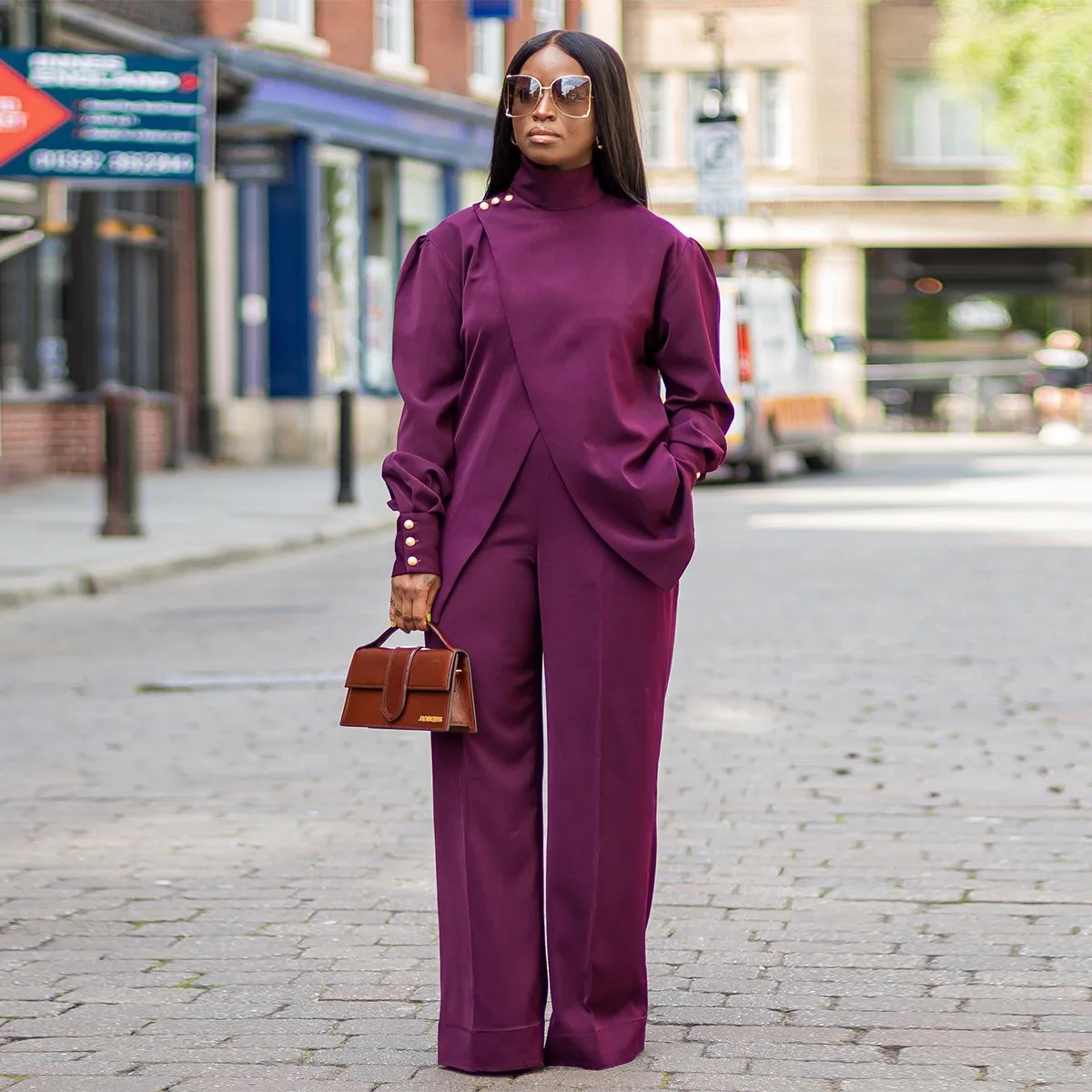 بدلة نسائية لخريف وشتاء 2025 بياقة عالية وأكمام طويلة غير منتظمة بلون سادة بنطال واسع الساق ملابس نسائية طقم مكون من قطعتين