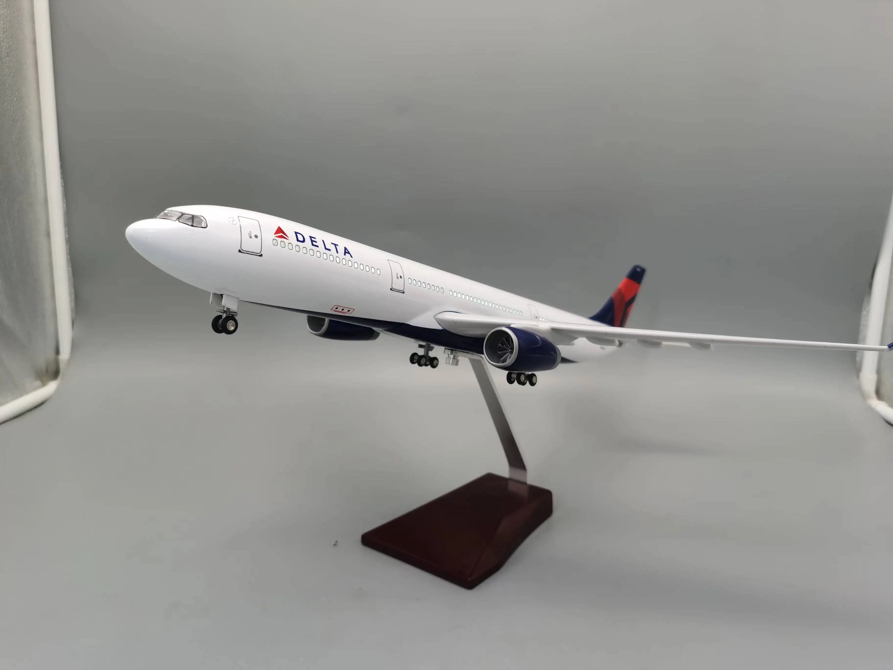 Scala 1:135 47CM Airbus A330 Delta Airways Airlines Modello di aereo Pressofusione Macchina Giocattolo souvenir Regalo raccolto dall'aviazione