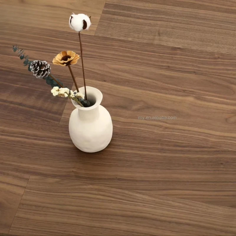 Versión personalizada de piso de madera cepillada de nogal interior, material de nogal negro de estilo europeo