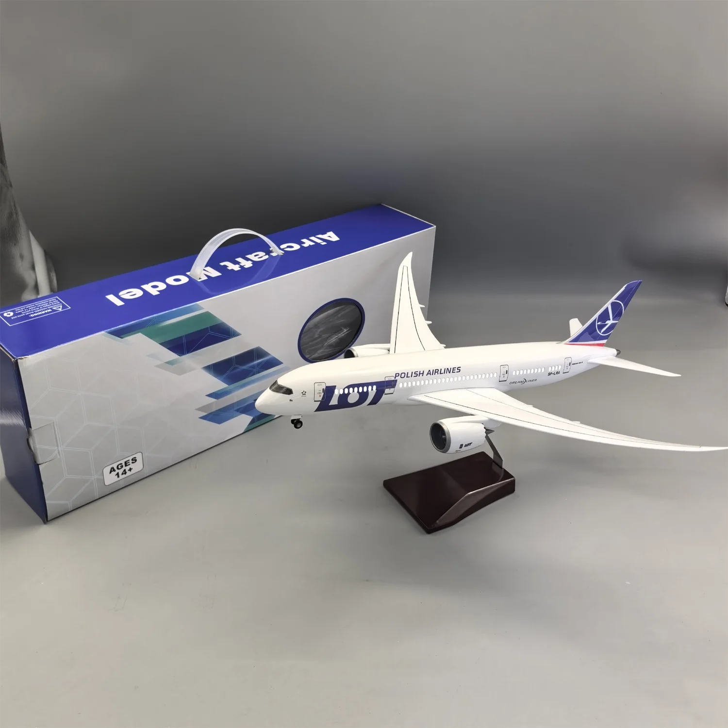 

1/130 Scale Aircraft B787 Polish Airlines Model Airplane LOT 787 Resin Diecast collectible Plane for Adult Aviation Enthusiasts