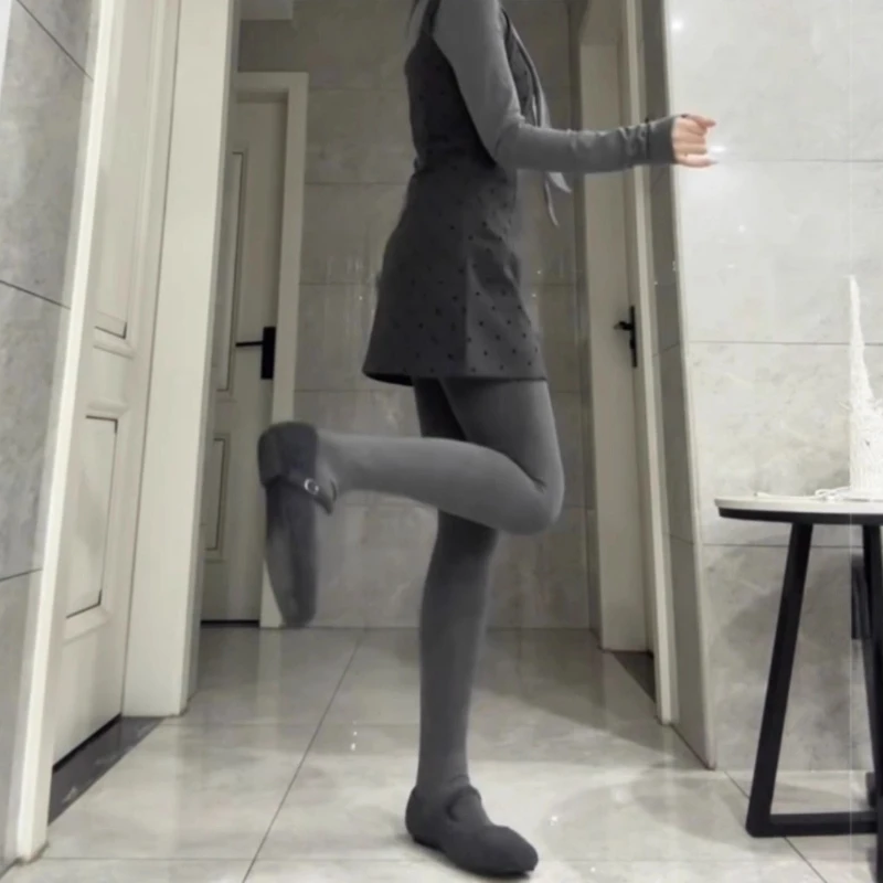 T-shirt grigia a maniche lunghe con collo semi-alto Abito sottoveste a pois a strati da donna Abito con base sottile Gonna corta