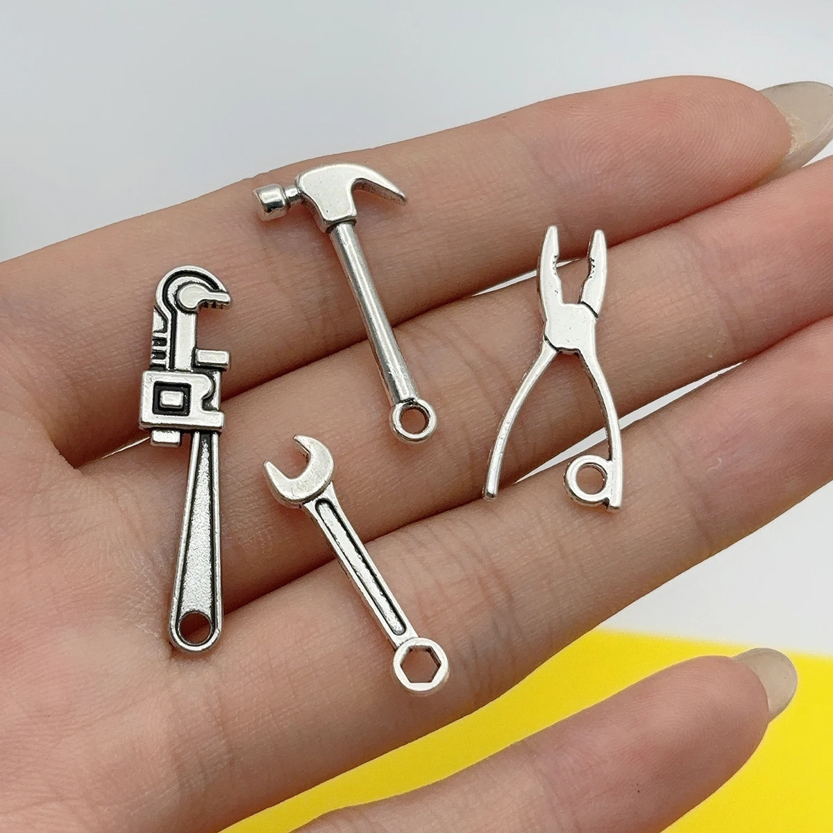 32-Piece Set of Mini Tools for DIY Crafts, Including Adjustable Pliers, Hammers, Open-End Wrenches, and Needle-Nose Pliers, Suitable for DIY Bracelets, Necklaces, Earrings, Pendants, and Handmade Beading Decoration Accessories