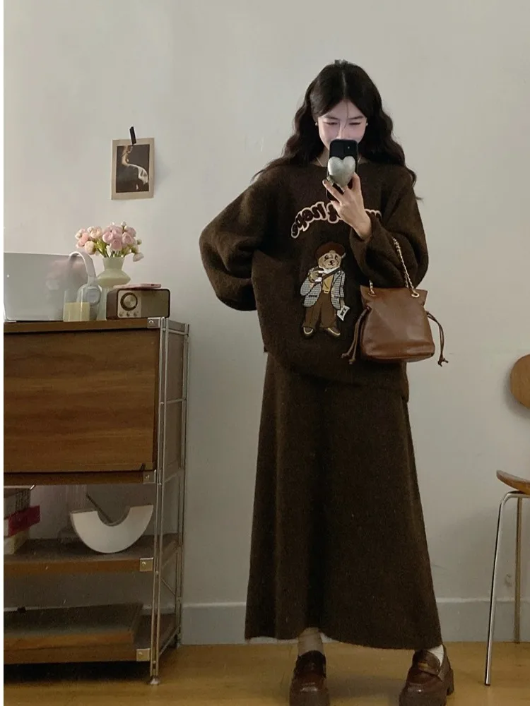 

Комплект из двух предметов: свитер оверсайз с круглым вырезом и юбка с высокой талией для женщин больших размеров. Зимний модный корейский свободный крой.