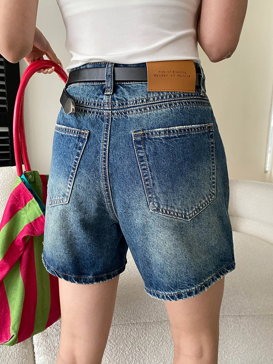 Sommerliche Damen-Shorts aus Baumwoll-Denim in einfarbigem amerikanischem Retro-Stil mit hoher Taille, schlank machendem A-Linien-Schnitt und weitem Bein. – Detail 11