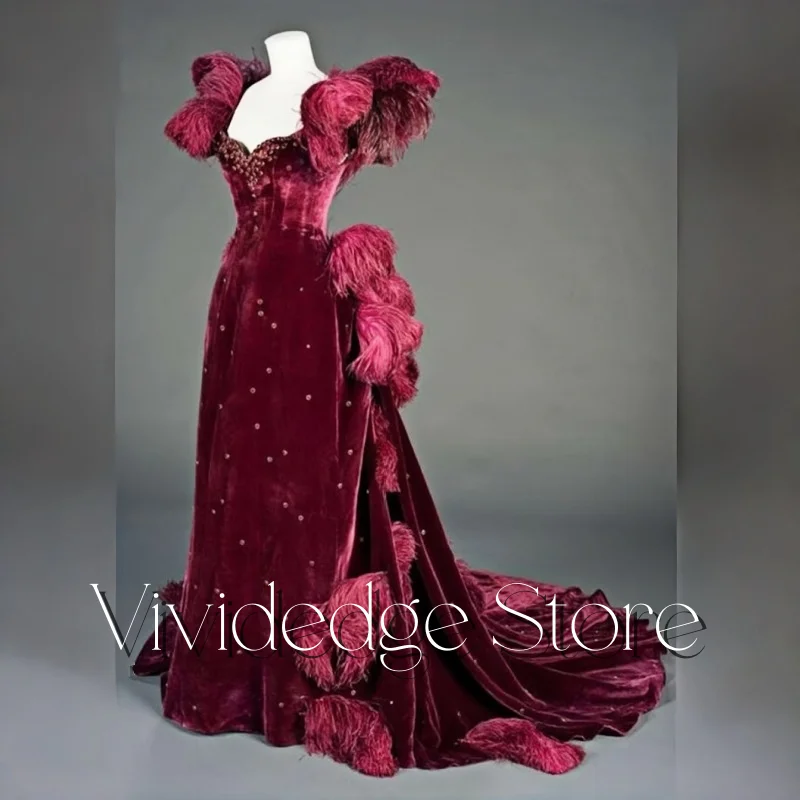 Элегантное бордовое бархатное вечернее платье по индивидуальному заказу с V-образным вырезом и перьями, исторические бальные платья в викторианском стиле Элегантное бордовое бархатное вечернее платье по индивидуальному заказу с V-образным вырезом и перьями, исторические бальные платья в викторианском стиле