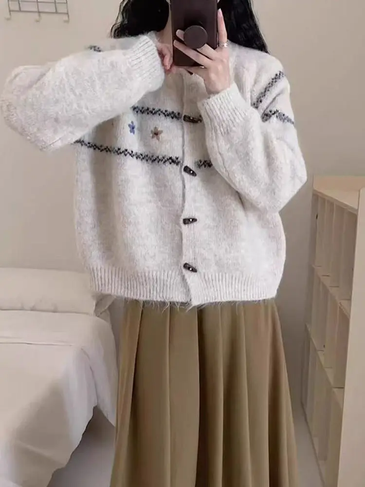 Sweter damski z dzianiny z retro haftem kwiatowym, okrągły dekolt, luźny krój, modny, wyszczuplający, odmładzający, zapinany na guziki, długi rękaw...