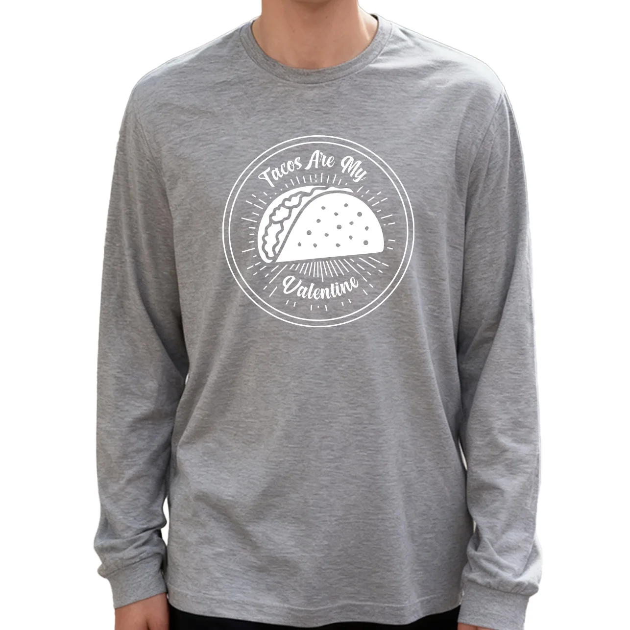 تي شيرت رجالي بأكمام طويلة من Taco Badge 100% قطن 180 جرام برقبة دائرية نمط يومي كاجوال ناعم ومسامي