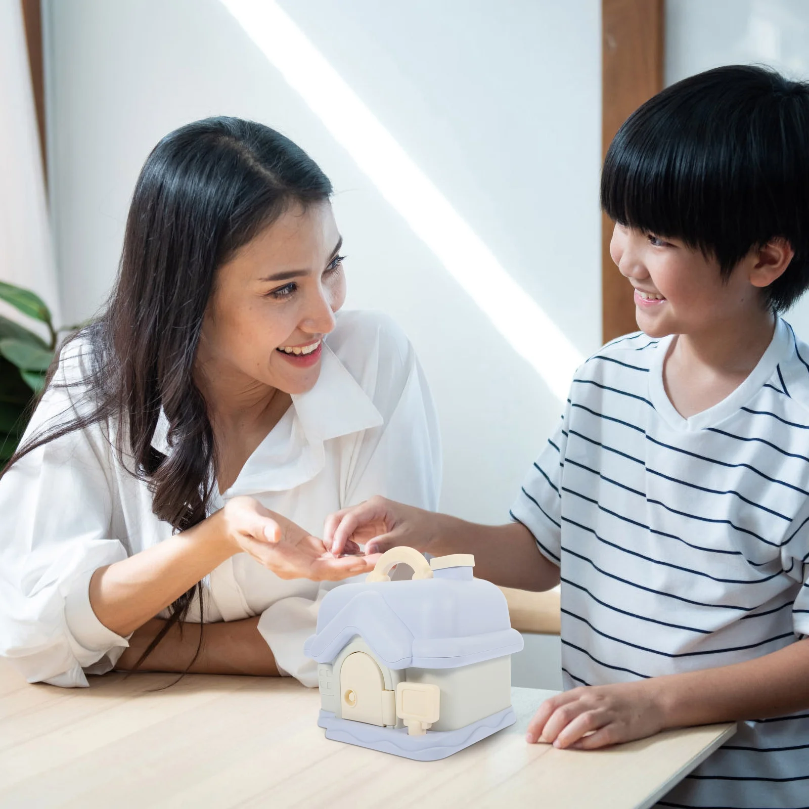 مجموعة واحدة من بنك العملات المعدنية على شكل منزل، بنك أصبع بلاستيكي مع مفتاح سطح المكتب للأطفال، وعاء توفير المال، ديكور لطيف لسطح المكتب