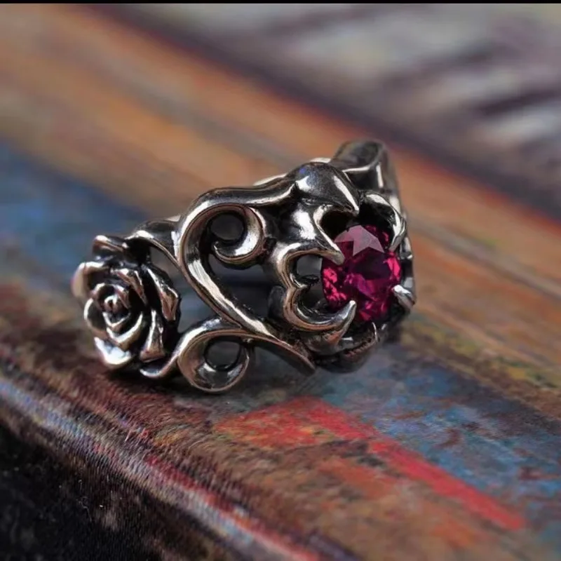 

2023 New Vintage Hollow Heart Rose Fashion Simple Women's Ring Party Gift Creative Design Jewelry