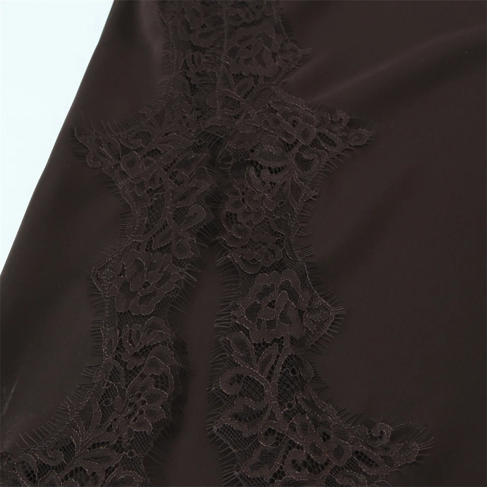 Zimowa, nowa, modna i seksowna sukienka damska z koronkowym kołnierzykiem i satynową teksturą.