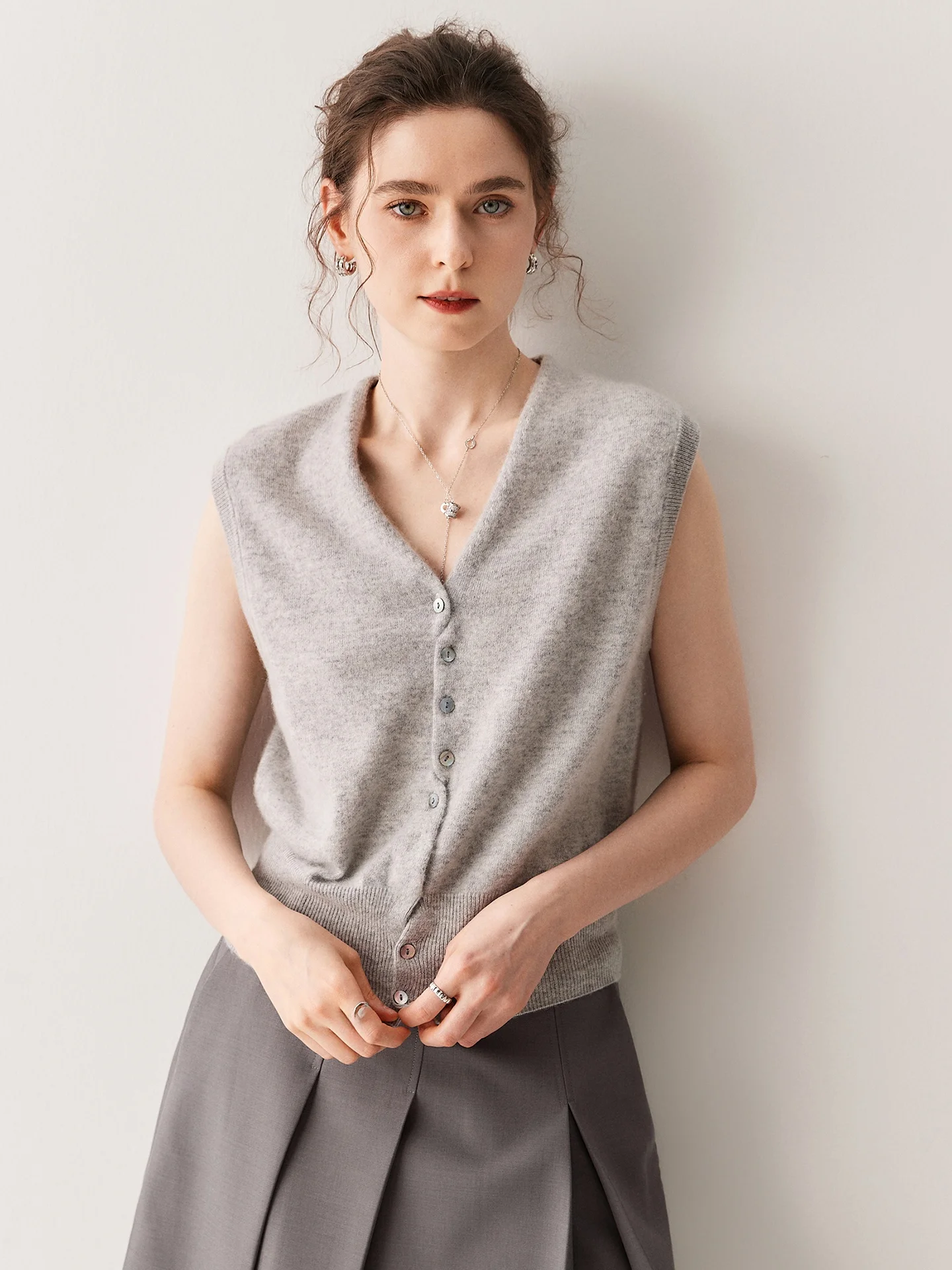 

Simple V-Ne Buttoned Camere Knitted Vest Women's Svel Open Cardigan Versatile Sweater Vest Lightweight Mature Sli...