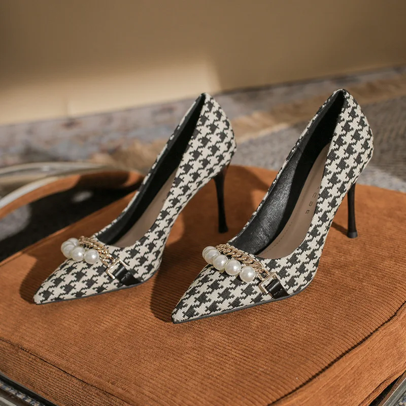 

Туфли-лодочки Bloomsteps с острым носком на тонком каблуке, новинка 2026 года, универсальные, с жемчужной цепочкой, модные, с узором «гусиная лапка», с неглубоким вырезом