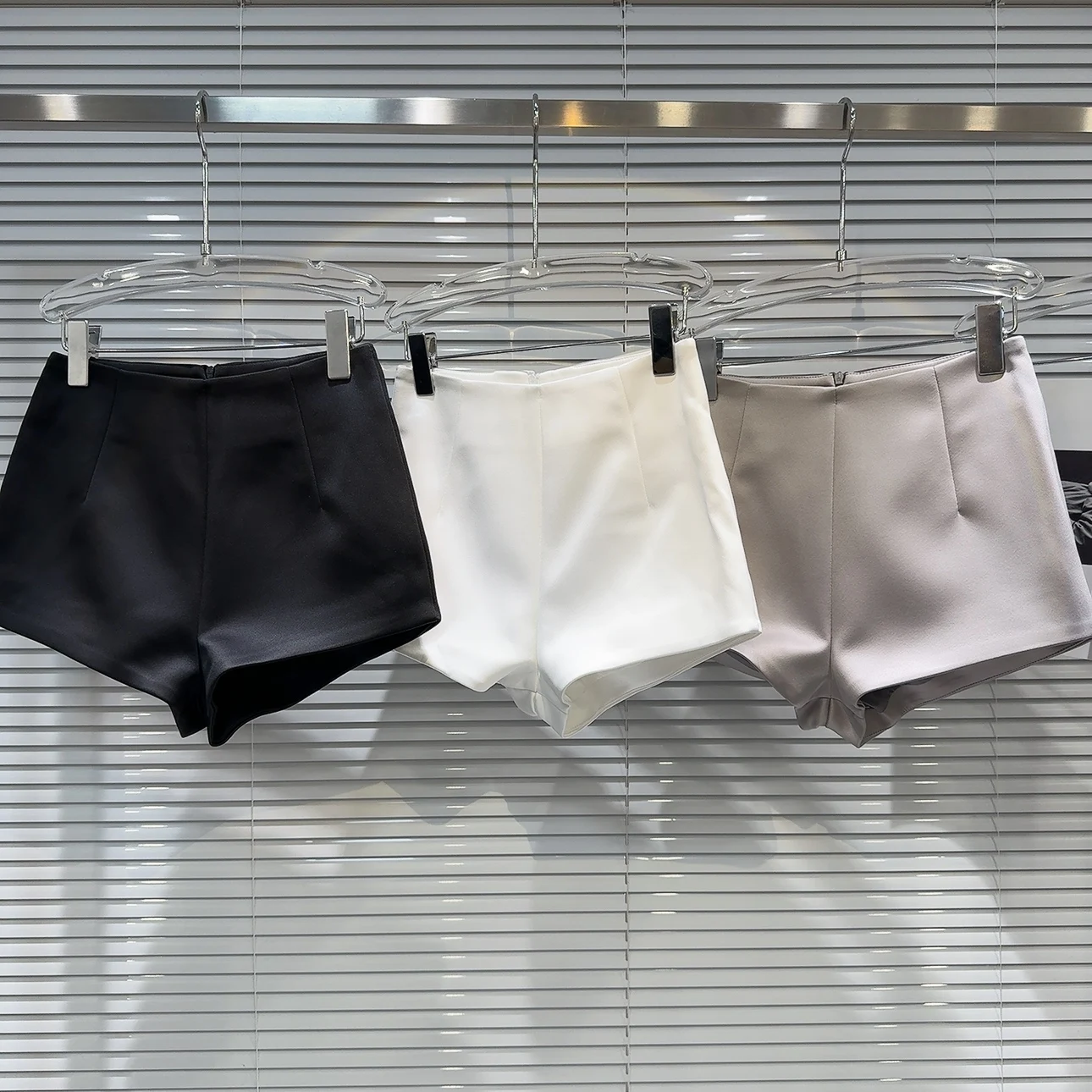 

Весна 2026: Модные однотонные шорты-бриджи из шелково-хлопковой смеси для женщин, облегающие, повседневные, простые и стильные