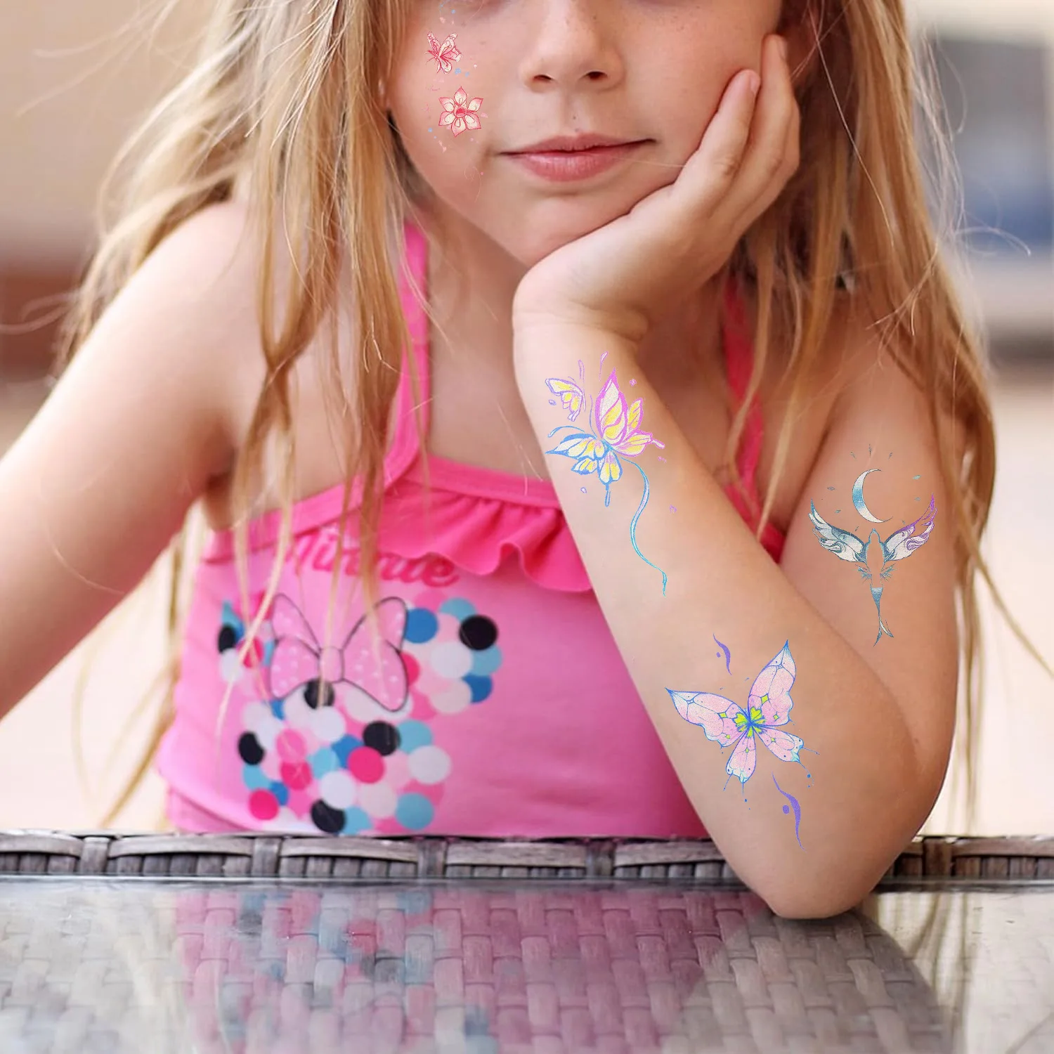 مادة لامعة ملونة على شكل فراشة ملصق وشم على شكل ذراع الفتاة ملصق وشم متقدم مقاوم للماء للرياح