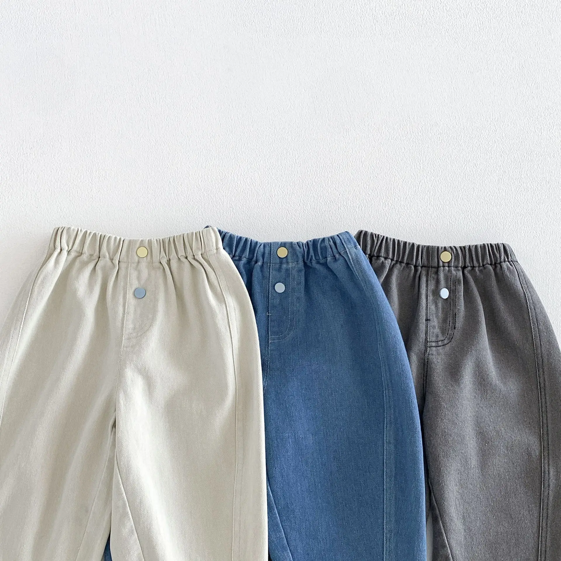 2026 Herbst Kinderhosen Einfarbige Mädchen-Jeanshosen Schlichter Stil Herbst-Jeans für Jungen Weiche Haremshosen – Detail 10