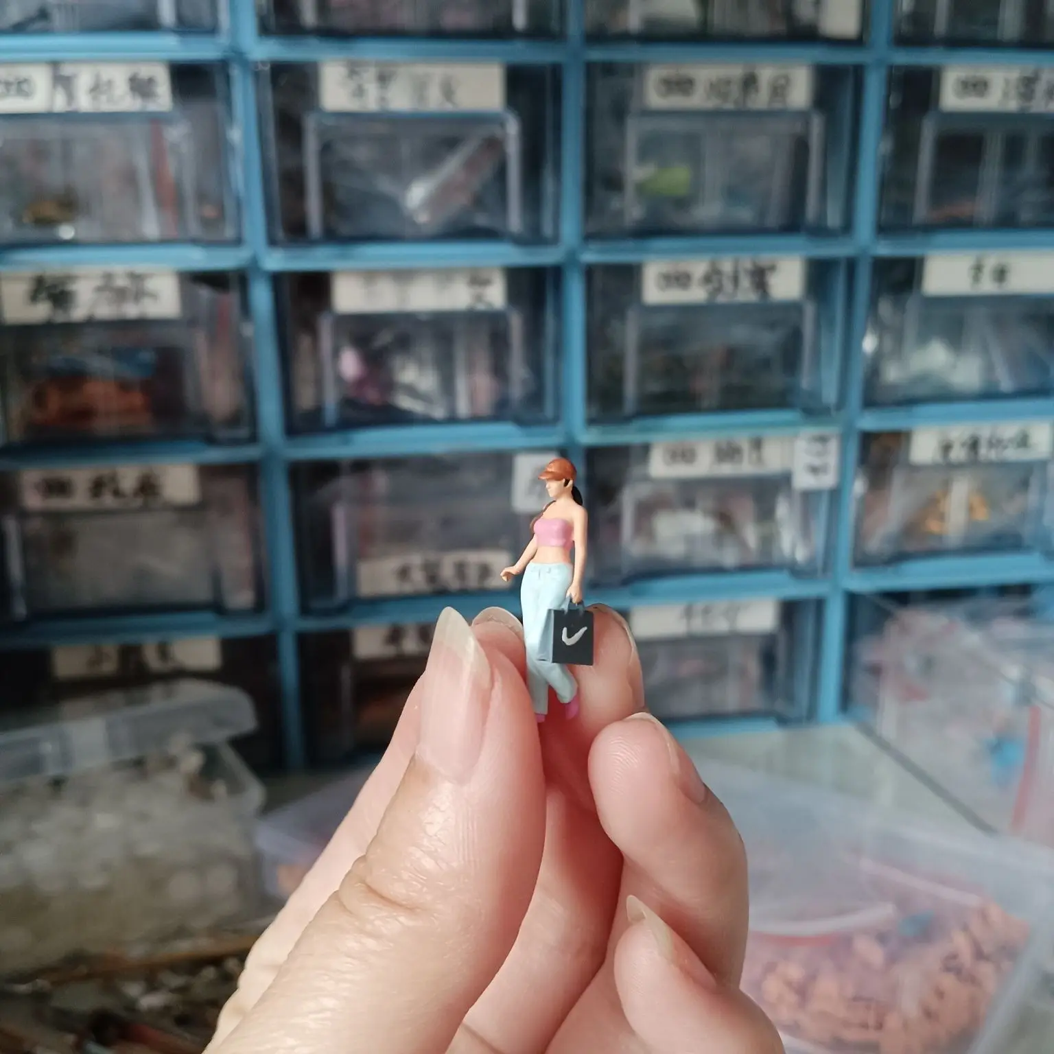 Bandeja de arena, modelo de microtomo, figura de juguete, hermosa chica con adorno de maleta, 2,7 cm, 1/64