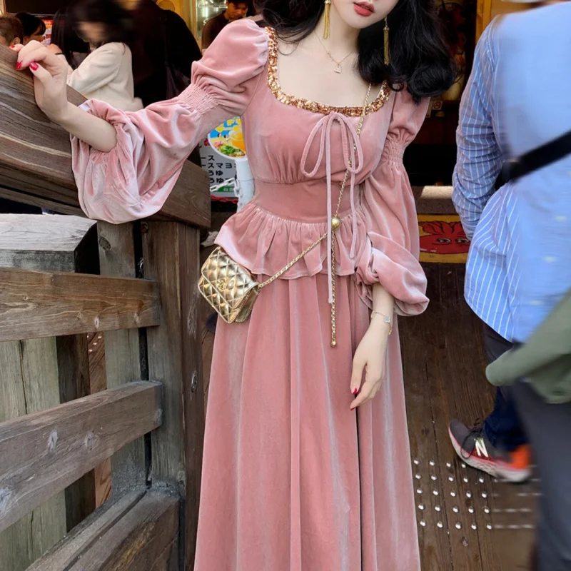 ชุดเดรสกำมะหยี่ซาตินสไตล์โกธิคยุคกลางสุดโรแมนติก คอเหลี่ยม ดีไซน์หรูหราสไตล์ฝรั่งเศส สำหรับฤดูใบไม้ร่วงและฤดูหนาว ชุดเดรสวินเทจสำหรับผู้หญิง