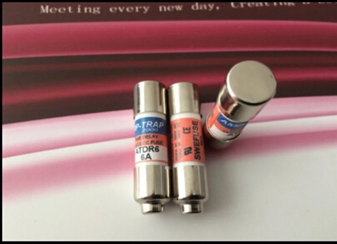 заменить предохранитель AMP-TRAP ATDR1-1/4 1,25 А, 600 В.