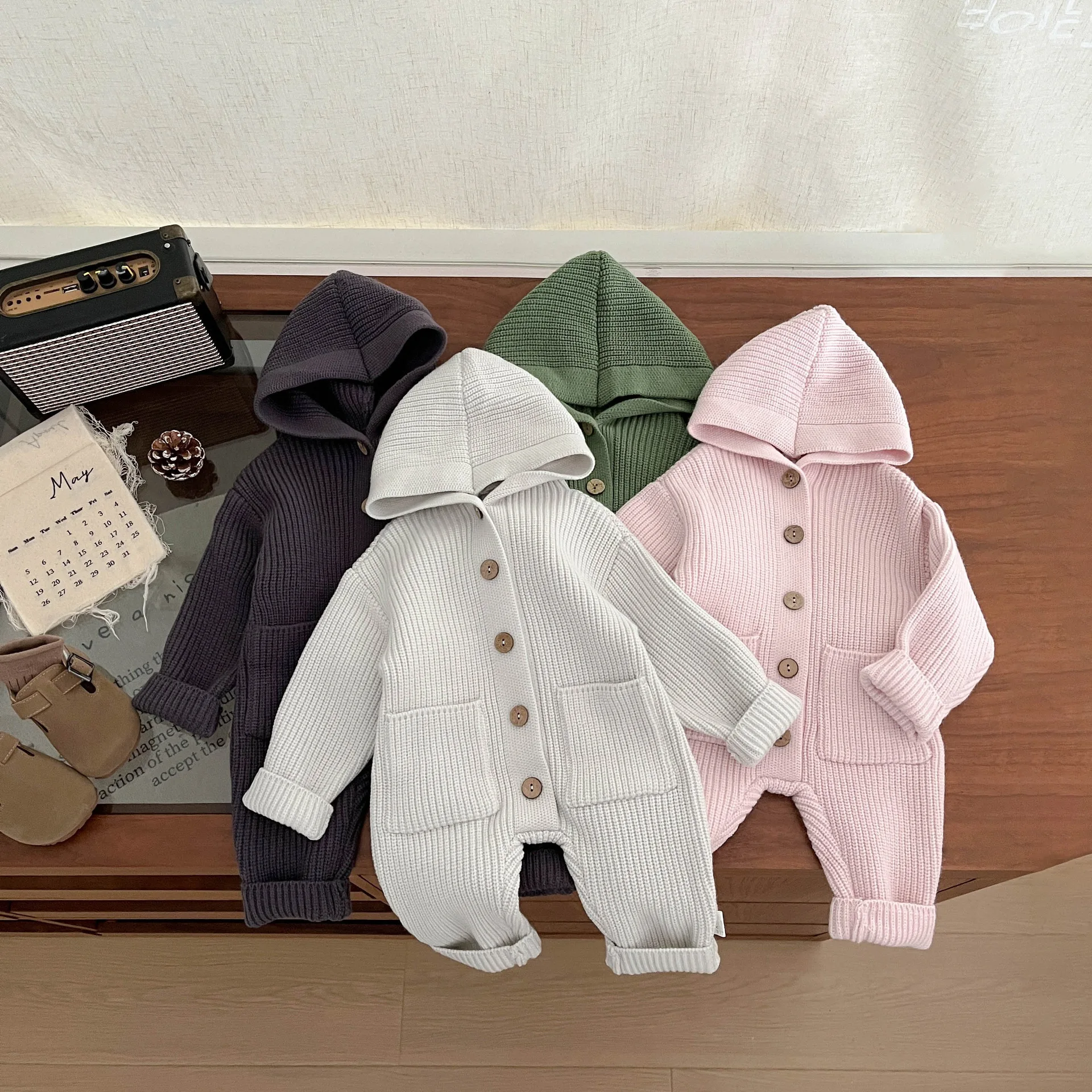 

Детский комбинезон для мальчиков 1–3 лет, коллекция 2025 года, зимние вязаные однотонные толстые теплые боди для маленьких девочек, детские комбинезоны с капюшоном для маленьких девочек, комбинезоны