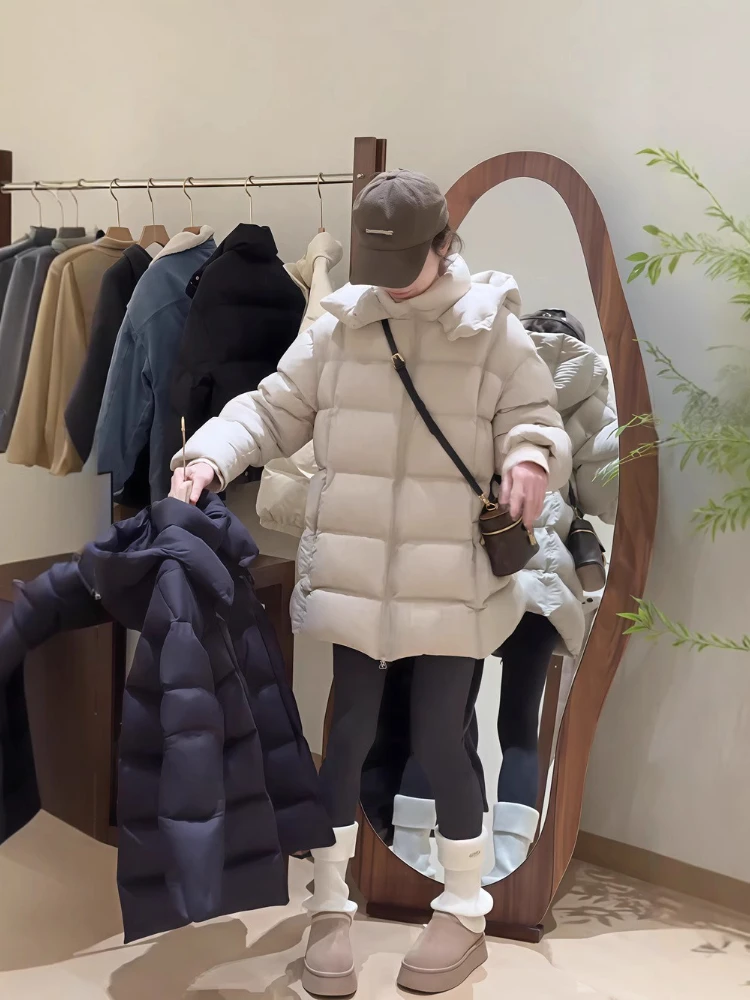 سترة نسائية فاخرة سميكة 90% معطف منتفخ على شكل بطة بيضاء موضة شتوية بقلنسوة كبيرة الحجم دافئة متوسطة الطول سترات خارجية