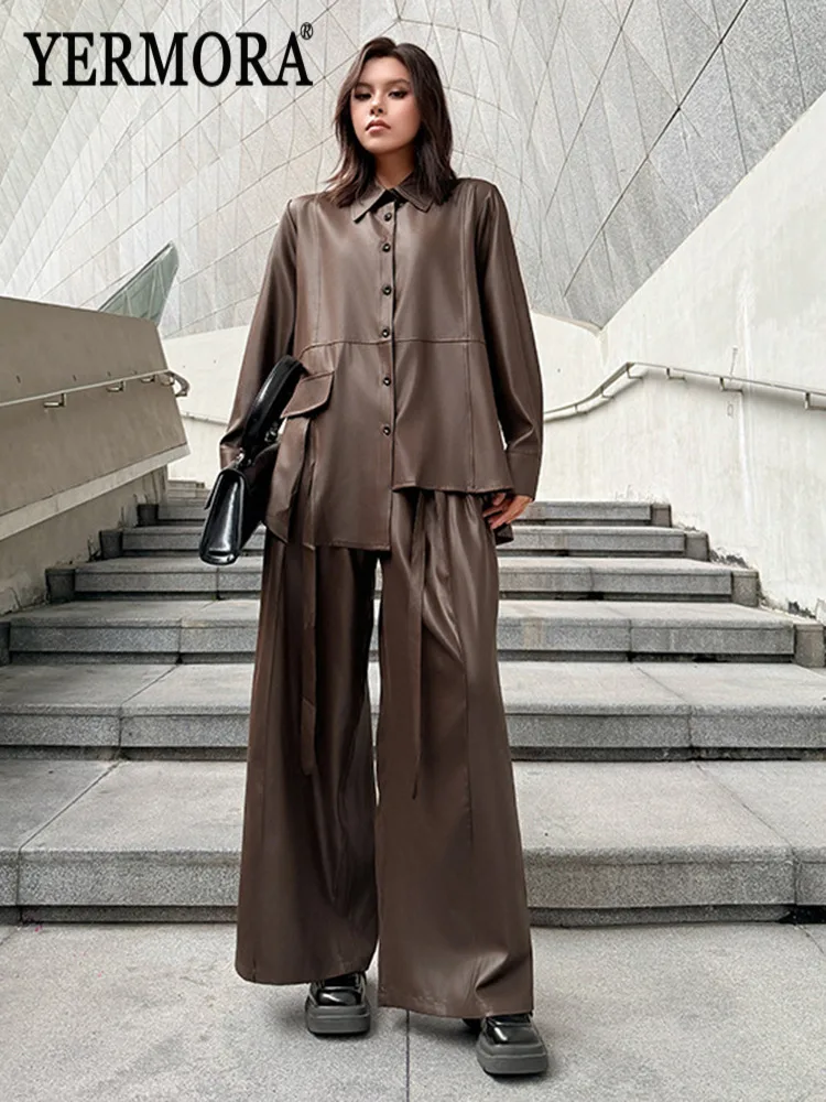 

Женский комплект YERMORA из двух предметов: коричневая рубашка с асимметричным подолом и отложным воротником, свободные плиссированные брюки с широкими штанинами. Модный тренд Весна-Осень 2026.