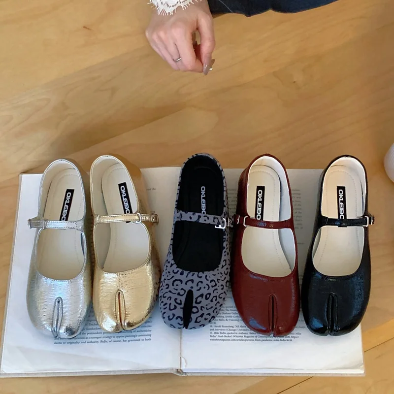 2026 Spring Flats Shoes Women Fashion Tabi Ninja Shoes Flat Hoof Toe Loafer New Gold Sliver Niche Design Split Toe Shoe Footwear