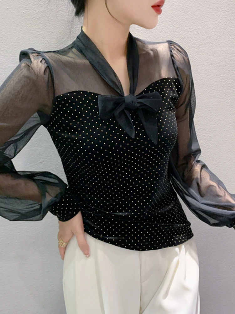 Damska długa bluzka z aksamitu Ele Velvet, dekolt w serek, łączona, z ciężkimi dżetami, koreański styl, dopasowany krój, elegancka, do pracy.