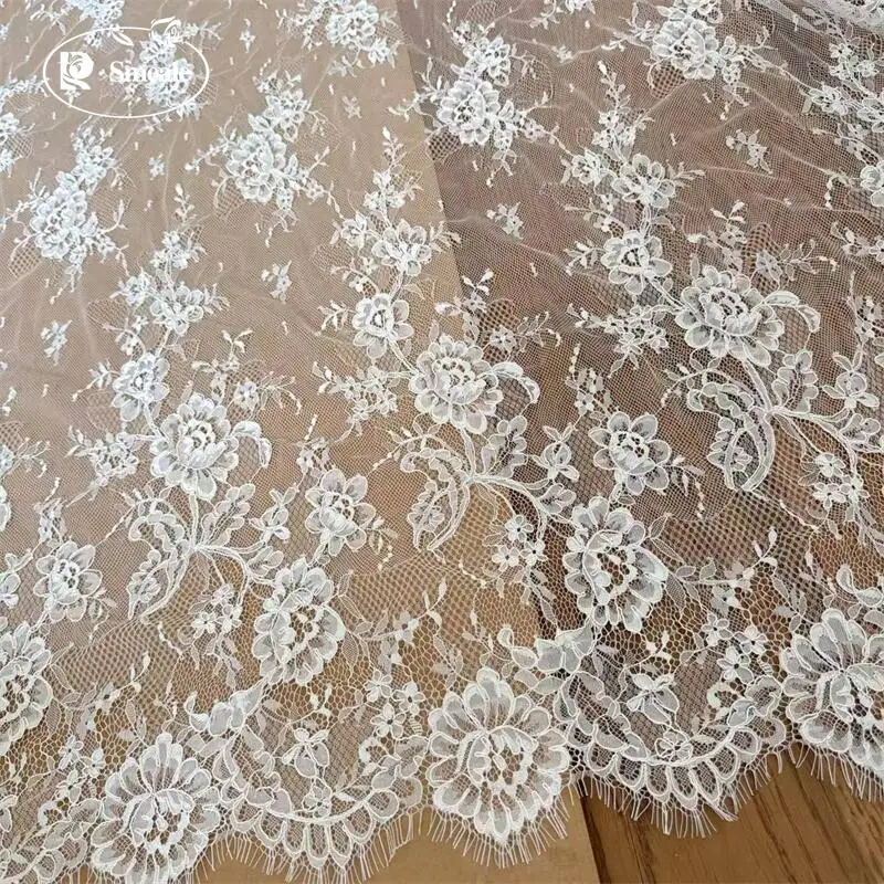 3 Meter. Hochwertiger Spitzenstoff für Wimpernrand. Hochzeitskleid. Weiße geometrische Blumen. Nähzubehör. – Detail 6
