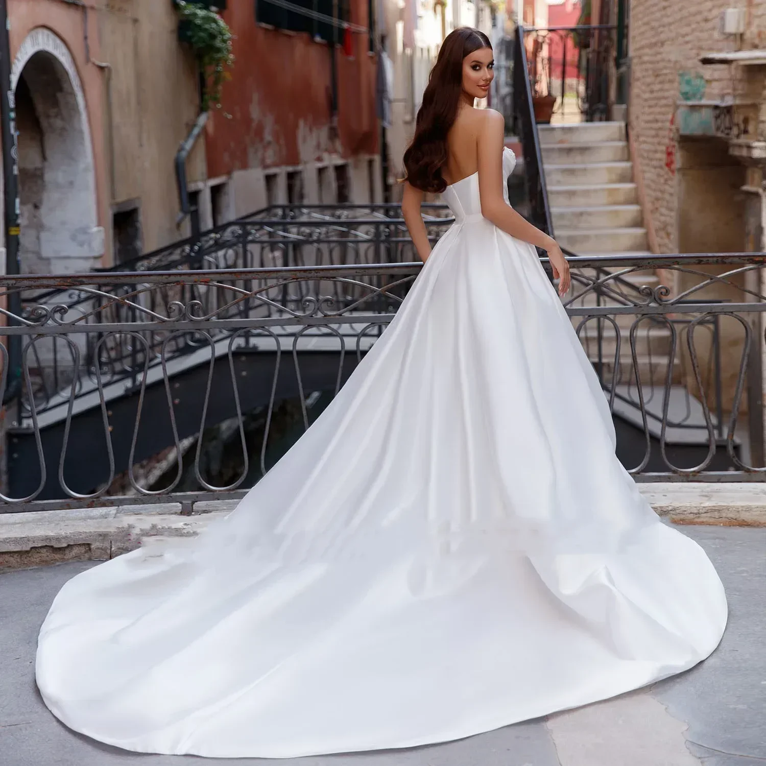 Abito da sposa elegante senza spalline con scollo a cuore Abito da sposa principessa in raso con perle scintillanti Personalizzazione dell'abito da sposa a trapezio