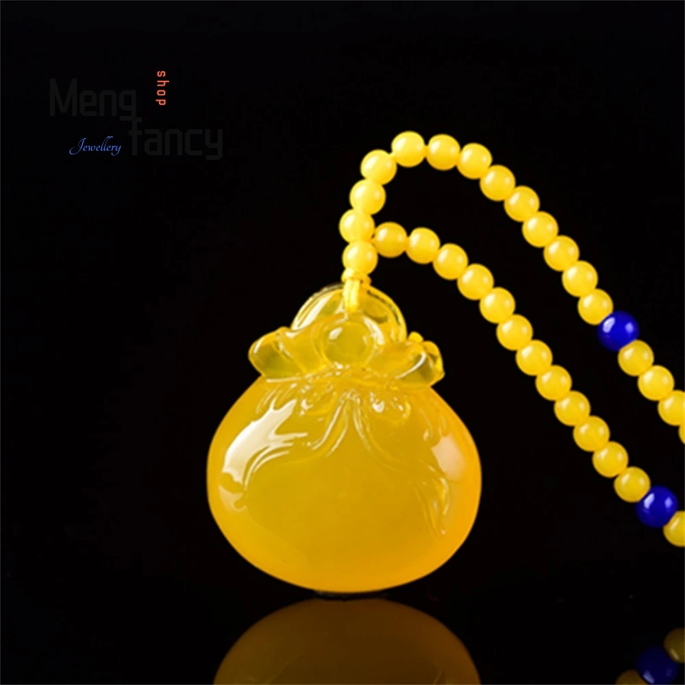 

Simple And Elegant Beeswax And Amber Small Lucky Bag Pendant For Men And Women Best Selling Fashion Jewelry Exquisite Elegant