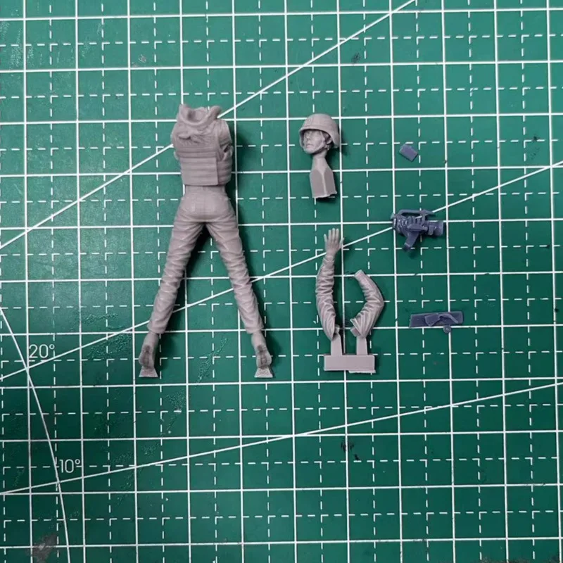 1/35 Resin Figure Model Kits Modern Hobby Miniature Mini Diorama Female Battlefield Journalist Unassembled and Unpainted N1321