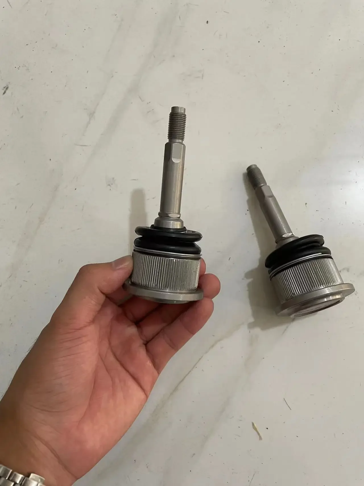 OEM 31120414733 フロントナックルボールジョイント 新品自動車スペア メタルコントロールアーム ロールスロイスファントム用