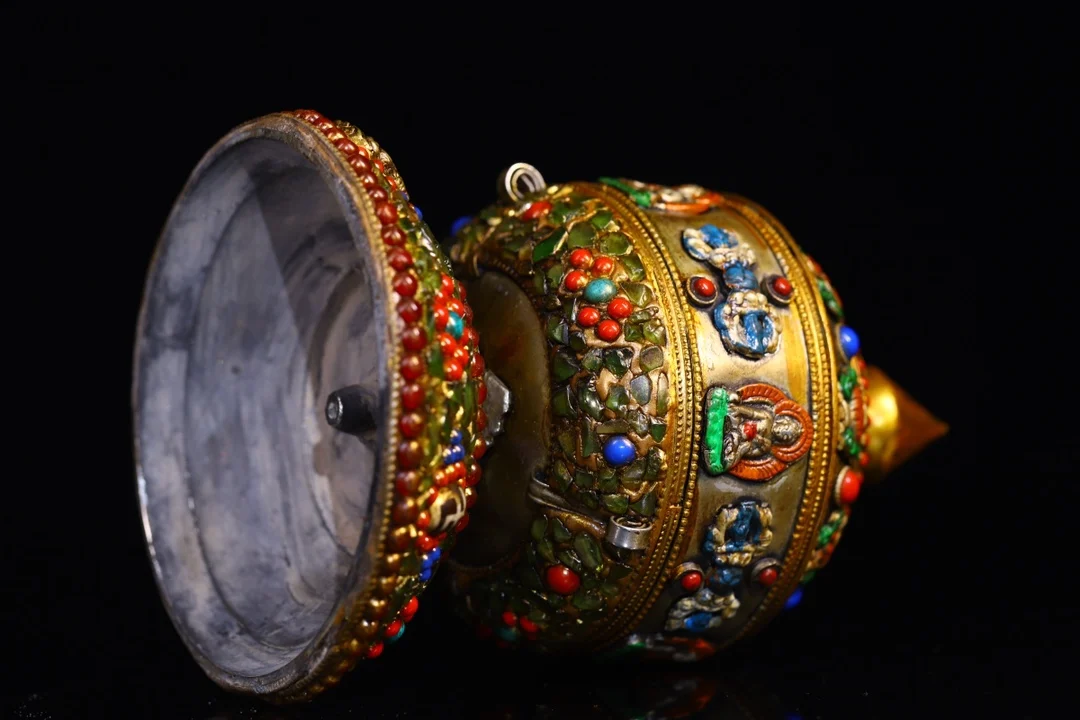 

7-дюймовое старинное непальское молитвенное колесо с тибетским серебряным покрытием, мозаикой, драгоценными камнями, бусинами гЗи, узором Будды Ваджры и старинными сутрами