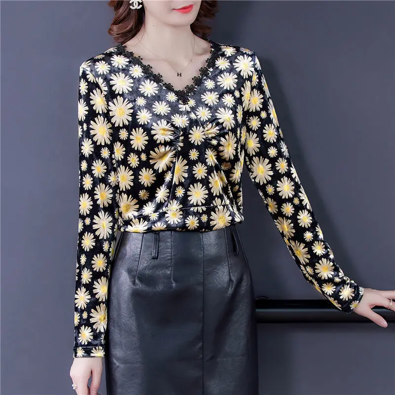 

2023 Spring and Autumn Women's New Fashion Commuter Printed Velvet T-shirt with Lace Panel V-neck Long Sleeve Versatile Top