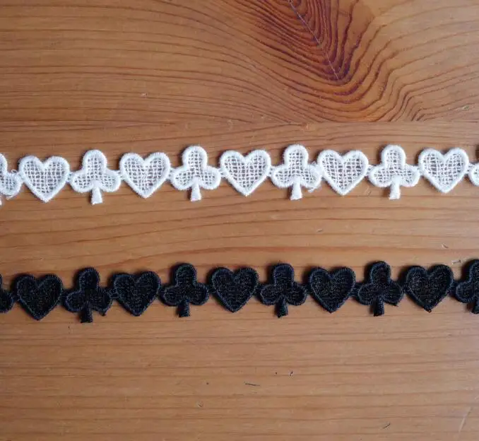 Ancho: 1 cm (0,39 pulgadas) hilo de algodón bordado encaje flor de ciruelo encaje en forma de corazón accesorios de ropa (KK-4653)