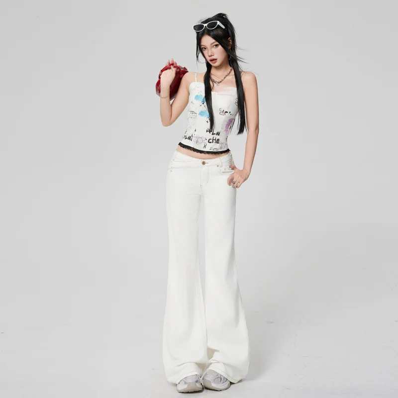 

Американские джинсы в ретро-стиле с асимметричным поясом, задними карманами-клапанами и легким клешем для женщин.