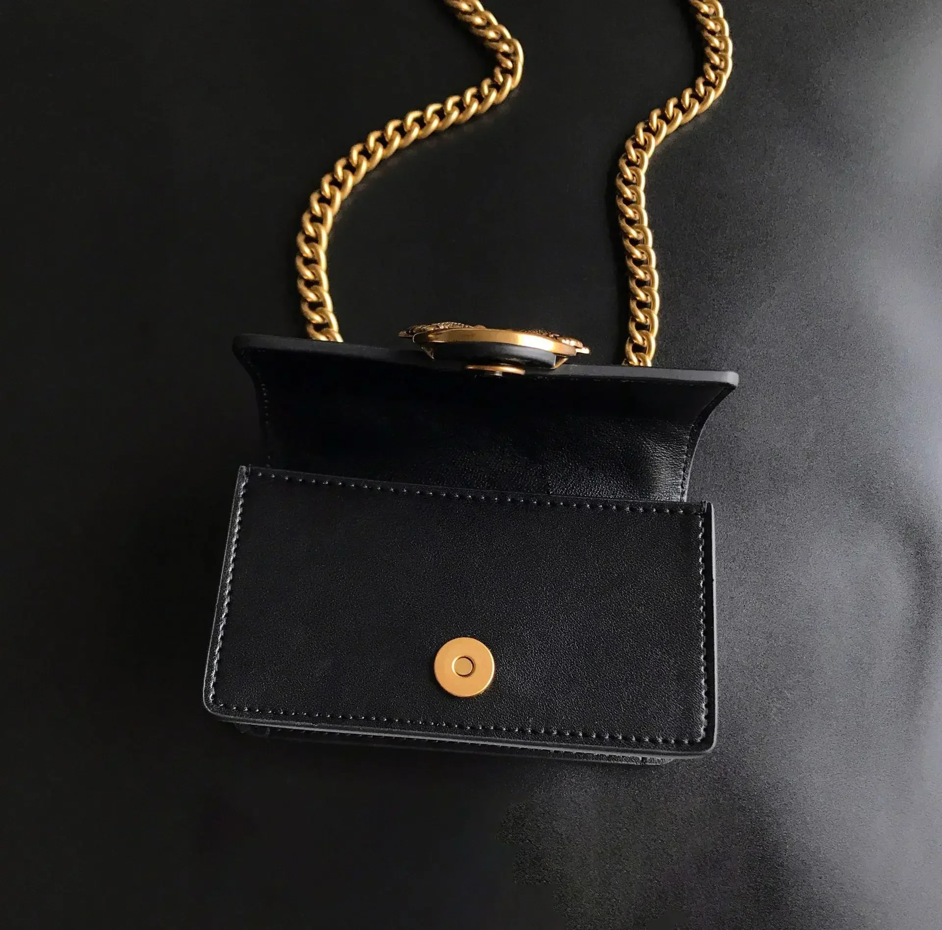 2026 Neue Damen-Umhängetasche in Beige mit V-Steppung, PU-Leder, Goldener Schwalbenverschluss, Ketten-Mini-Schultertasche für den Alltag, Dating, Hochzeit, Bestseller – Detail 14